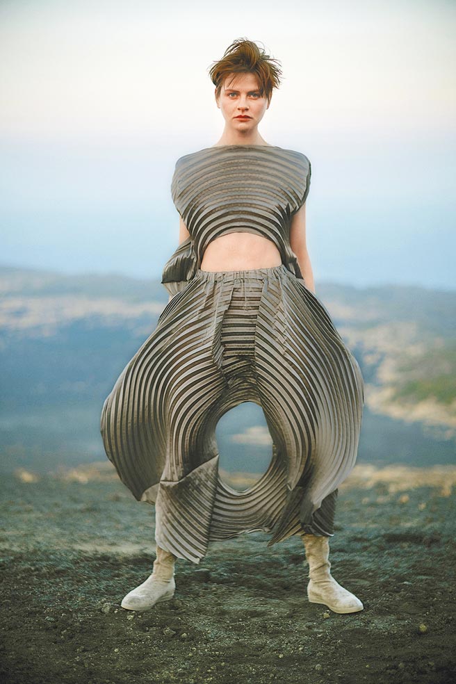 以圆形弧线结合同心圆形象，呼应自然界的完美律动。（君梵提供）