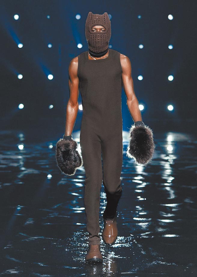 各种异材质的混搭，也增加了衝突对立性。（Givenchy提供）