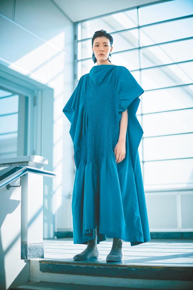 透过不同布料的物理特性，ISSEY MIYAKE将不同的线条完美植入这季秋冬作品中。（君梵提供）