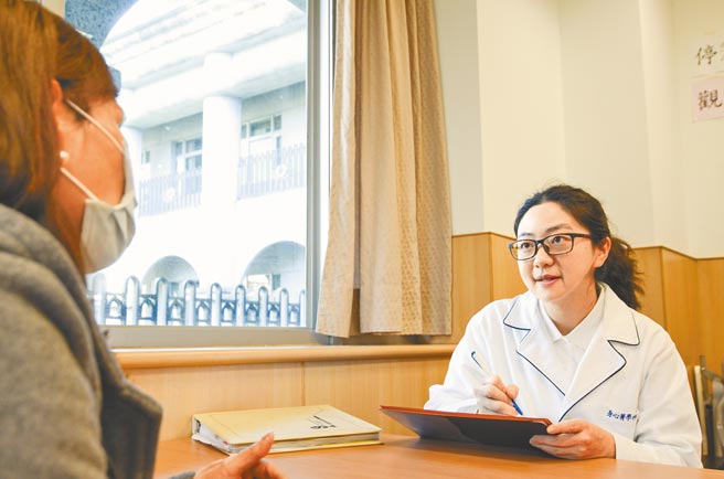 潘奕瑄臨床心理師提醒，每個人的童年負面經驗雖都需要被同理與支持，但也必須認知自身也要為自己的生活和快樂負起責任。（台北慈濟醫院提供）