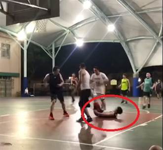 打籃球遭撞飛顱內出血 友公開影片網嚇傻：蓄意殺人