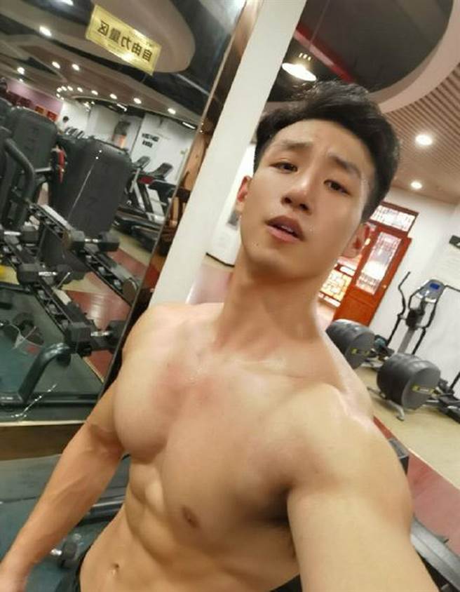 刘长江长相俊美，在网上拥有10万名粉丝。（图／@兵哥哥教我踢正步）