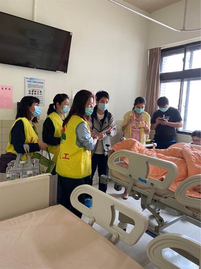 壽險公司志工赴花蓮慈濟、部立花蓮等4家醫院，關懷太魯閣出軌意外的傷者並發放慰問金。(國泰人壽提供)