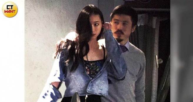 经过长长的激吻后，因为人来人往，两人终于放开彼此，表情有点不好意思。（图／本刊摄影组）