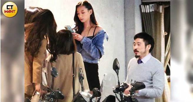  靠着接吻和好的小俩口，像没事一样继续和朋友聊天谈笑。（图／本刊摄影组）