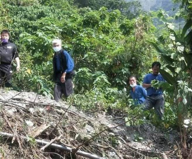 事故發生後，有乘客目擊李義祥就和其他工人站在邊坡上滑手機。圖右為李義祥。（圖／翻攝自PTT）