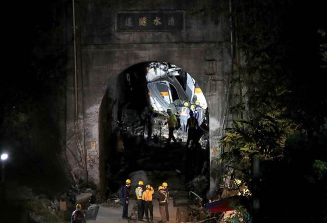 李義祥遭拍到與多名工人站邊坡觀看後落跑，檢警詳查是否曾報案已及示警。(鄭任南攝)