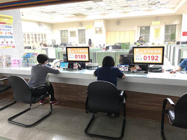 民眾持税单至便利商店或利用其他多元方式缴税，逾期缴纳将受滞纳金与罚锾相关处分。（台中市政府提供）