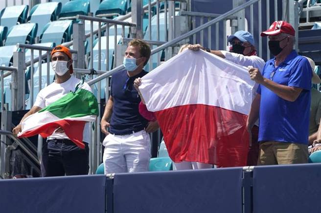 迈阿密网赛男单决赛，球迷拿着义大利国旗与波兰国旗为选手加油。（美联社）