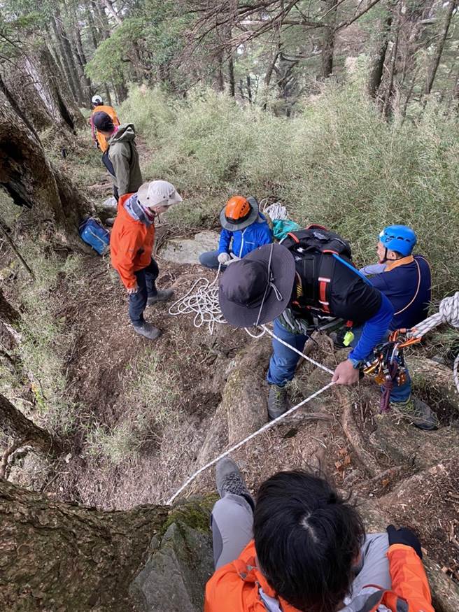 40岁翁姓男子日前疑似失足坠谷，消防局人员到场搜救。（翻摄照片／林瑞益高雄传真）