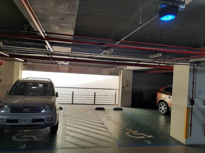 专用车格上方设置不同顏色灯号-身障车格为蓝色。（台中市政府提供）