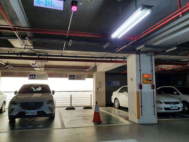 专用车格上方设置不同顏色灯号-亲子车格为粉红色。（台中市政府提供）
