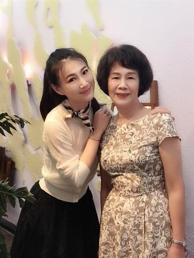 李新不敢得罪婆婆，无论对方做什么都顺着毛摸。（图／FB@沈世朋）