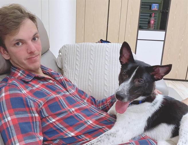 澳洲籍布萊恩長年在高雄工作，日前主動致電新北市八里動物之家要認養「黑白切」米克斯犬。（新北市動保處提供）