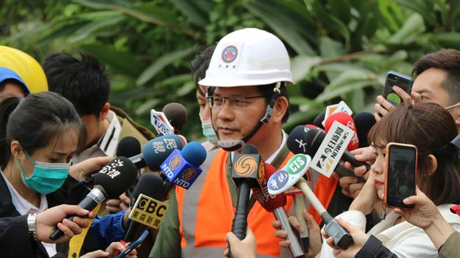交通部长林佳龙前往事发现场了解抢救状况时表示，虽然已请辞，不过扮演一天交通部长的角色，就会尽全力执行所有工作，再度强调「个人去留不重要」。（罗亦晽摄）