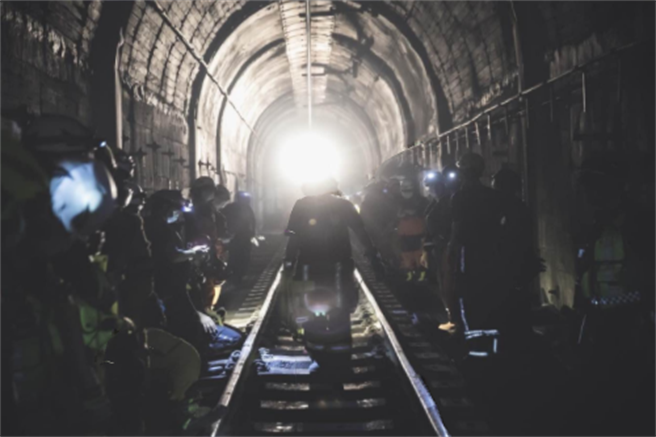 一名救难员在脸书分享事发当天故事，在隧道内有不少受难者的手机响起，更有未接来电高达18通，令他相当鼻酸。（图／翻摄自救难员脸书）