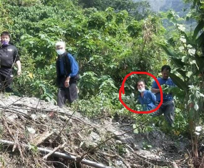 照片中的白髮平头男子是乘客，被误认是李义祥的员工。(翻摄自PTT实业坊)
