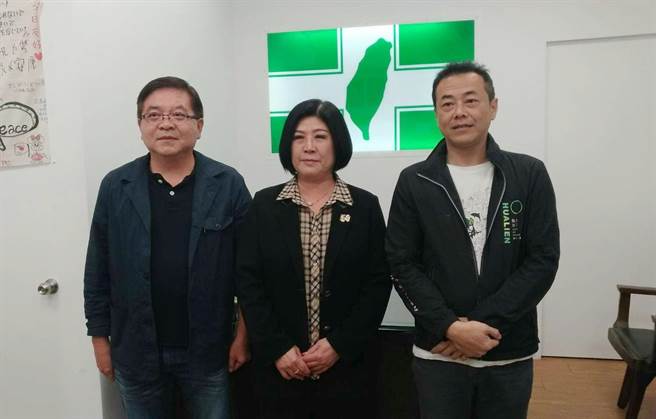 甘瑞晴（左）遭指推荐李义祥入党。图为2018年5月27日，萧美琴服务处主任陈景丰（右）击败对手甘瑞晴（左），当选民进党县花莲县党部主委。（资料照／许家寧翻摄）