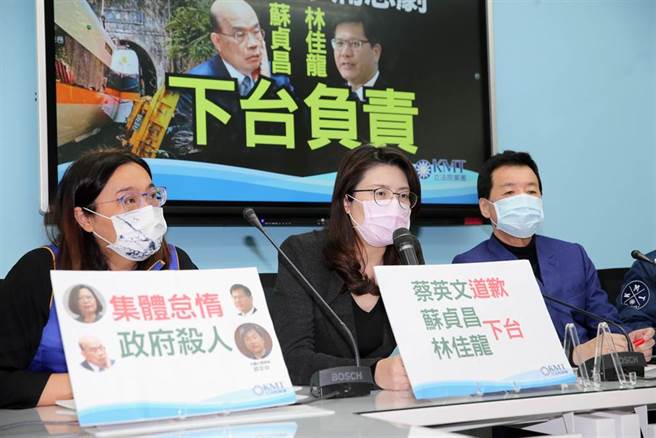 国民党立院党团总召费鸿泰（右起）、书记长郑丽文、立委陈玉珍等人召开记者会。（黄世麒摄）