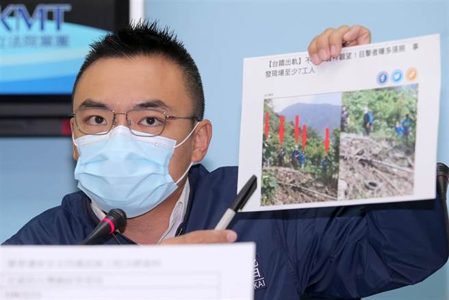 立委洪孟楷出示媒体报导内容，指出有民眾爆料事发当下有一群工人站在山坡上围观，其中一人就是工程车驾驶、义祥工业社老板李义祥。（黄世麒摄）