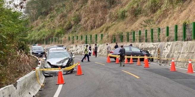 一輛轎車與一輛休旅車5日上午在台29線高雄甲仙路段發生車禍。（翻攝照片／林瑞益高雄傳真）