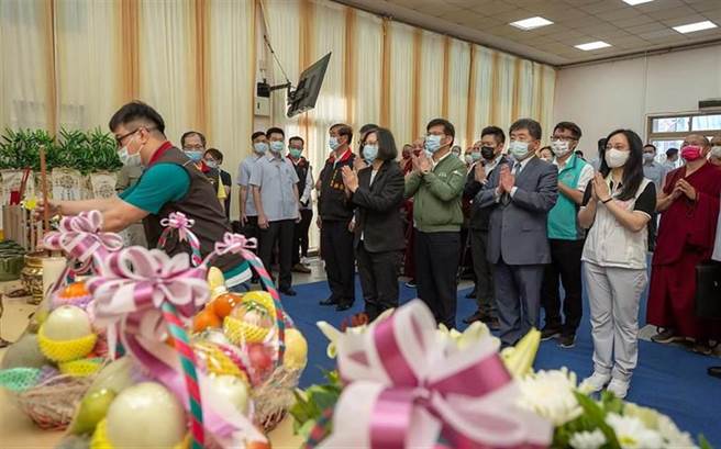 總統蔡英文趕赴花蓮慰問罹難者家屬，並前往靈堂上香。(圖為資料照/總統府提供)