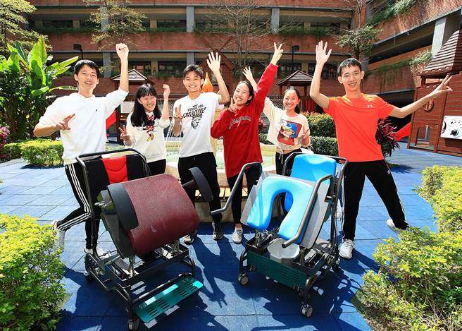 台北市私立復兴实验高级中学的学生团队，共同发明「多功能生活辅助装置-电动升降马桶坐垫、座椅」，在今年俄罗斯阿基米德国际发明展得到金牌。（中华创新发明学会提供／林志成台北传真）