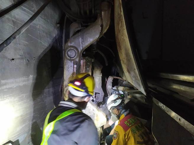 遗体仍卡在第6车厢15顿转向架下方，增加抢救时间，台铁仍待遗体移出后，才会进行拖离作业。（读者提供／罗亦晽花莲传真）