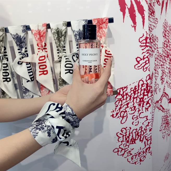 王陽明覺得「牡丹香韻」可展現女人味的優雅氣息。（邱映慈攝）