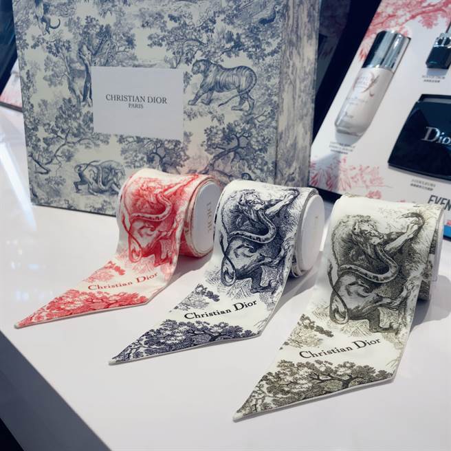 本次快閃店除了獻上三款度假限量版香氛之外，同步推出渲染著草綠、緋紅、灰藍Toile de Jouy約依印花色彩的三款「迪奧香氛世家香氛絲巾2021度假限量版」。（邱映慈攝）