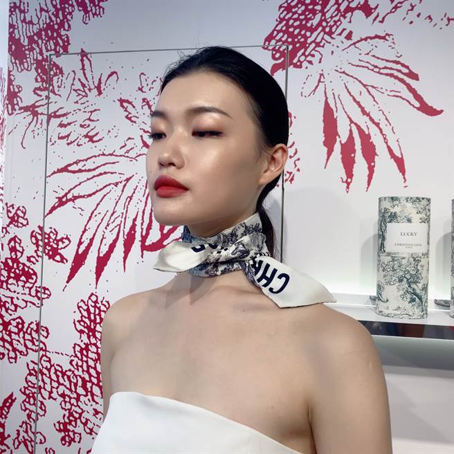 「迪奧香氛世家香氛絲巾2021度假限量版」可以裝飾頸部，或簡單纏繞在手腕上做為時尚配件。（邱映慈攝）