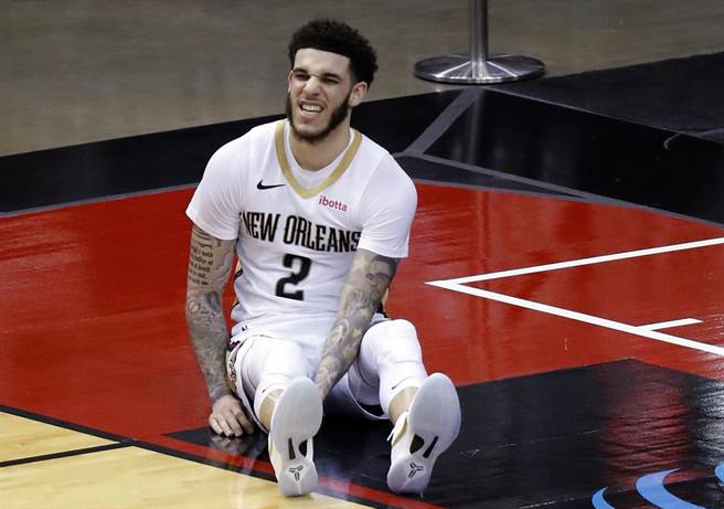 鹈鹕后卫朗佐鲍尔打到末节突然因为小腿抽筋提前退场。(美联社)