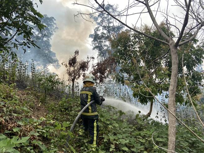 4日清明节，嘉义县消防局就受理55件杂草、墓园火警，比去年成长4成5，让打火弟兄疲于奔命。（嘉县消防局提供∕吕妍庭嘉义传真）