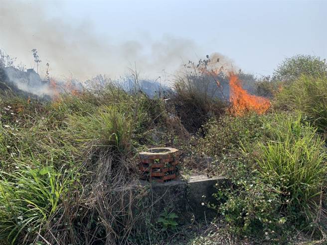 一进入3月扫墓旺季，连几续几个周末单日杂草火警都上看20件，让消防人员感受到这波「火气」不小。（嘉县消防局提供∕吕妍庭嘉义传真）