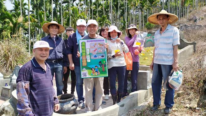 嘉县消防局今年首度制作5000个水袋，并派遣消防水车进驻几个大型公墓，分送水袋给扫墓民眾。（嘉县消防局提供∕吕妍庭嘉义传真）
