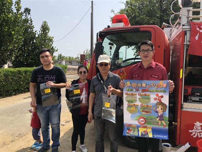 嘉县消防局今年首度制作5000个水袋，并派遣消防水车进驻几个大型公墓，分送水袋给扫墓民眾。（嘉县消防局提供∕吕妍庭嘉义传真）