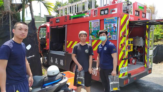 嘉县消防局今年首度制作5000个水袋，并派遣消防水车进驻几个大型公墓，分送水袋给扫墓民眾。（嘉县消防局提供∕吕妍庭嘉义传真）