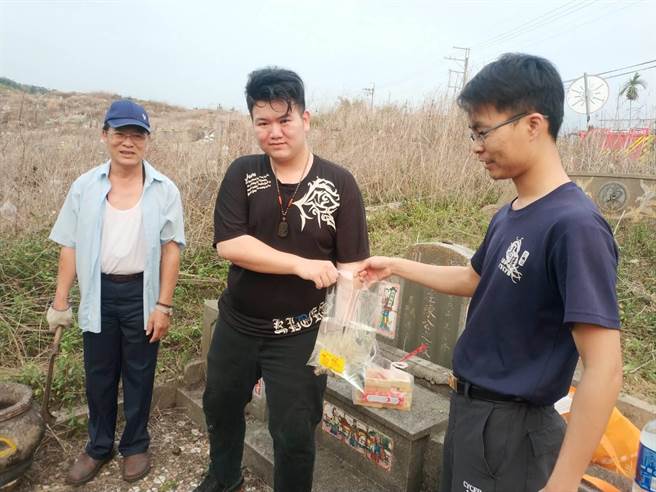 嘉县消防局今年首度制作5000个水袋，并派遣消防水车进驻几个大型公墓，分送水袋给扫墓民眾。（嘉县消防局提供∕吕妍庭嘉义传真）