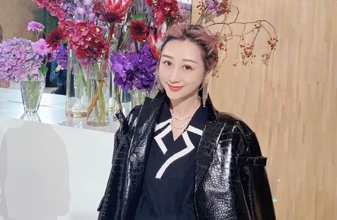 蔣麗莎雖然身為四寶媽，但她仍擁有俏麗顏值和前凸後翹的好身材，天生麗質的蔣麗莎看起來就像個少女。（圖／取材自蔣麗莎加油微博）