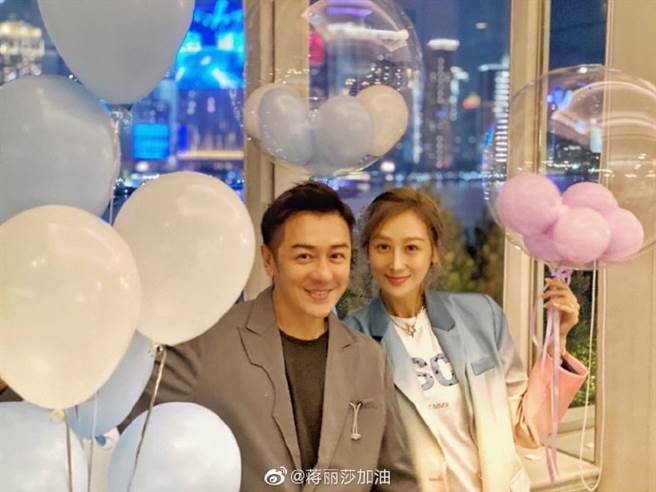 蔣麗莎與香港小生陳浩民育有1子3女，幸福組成一家六口。（圖／取材自蔣麗莎加油微博）