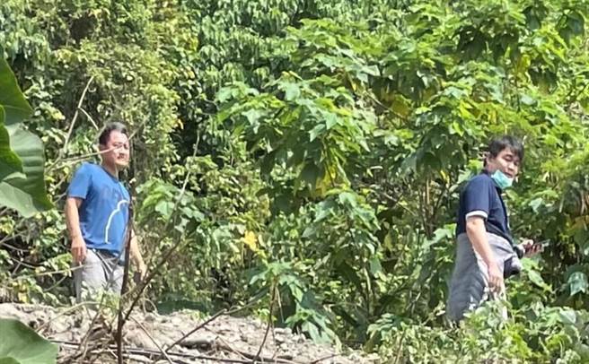 李義祥(左)旁邊的男子，確認非監造的聯合大地公司勞安員，目前仍在查明身分。(
翻攝自PTT)
