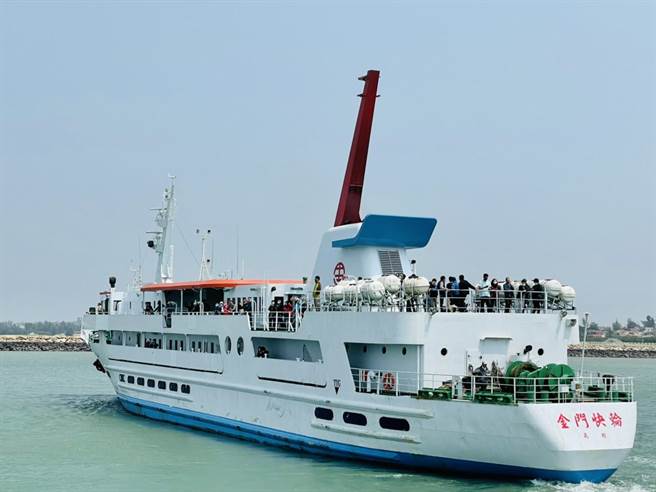 县府清明节包船「金门快轮」也在上午11时搭载173人自料罗港启航，预定晚间8时抵达台中港。（金门县观光处提供）