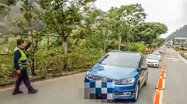 内湾风景区发生车子抛锚卡斜坡，员警利用现地交通锥紧急摆放调拨车道，让往、返车流维持通行。（横山分局提供／罗浚滨新竹传真）