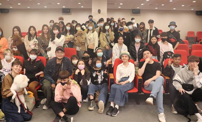 「鱼丁纟」可田、董事长乐团吉董受「2021桃园铁玫瑰热音赏」之邀前进校园。（新视纪整合行销提供）