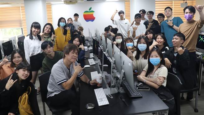 「鱼丁纟」可田、董事长乐团吉董受「2021桃园铁玫瑰热音赏」之邀前进校园。（新视纪整合行销提供）