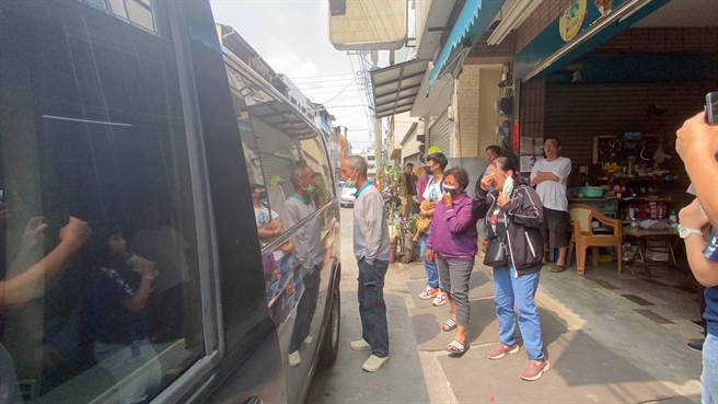 女憲兵蔡慧鵑今天下午回到關廟，阿嬤哭著不捨孫女。（曹婷婷攝）