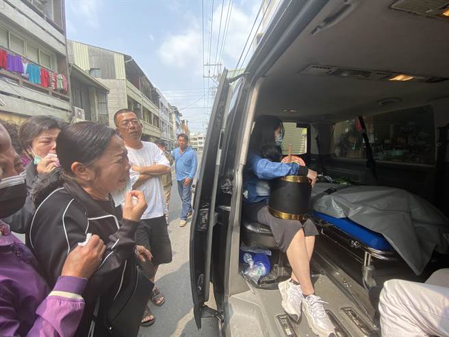 女憲兵蔡慧鵑今天下午回到關廟，阿嬤（黑衣者）痛哭不捨孫女。（曹婷婷攝）