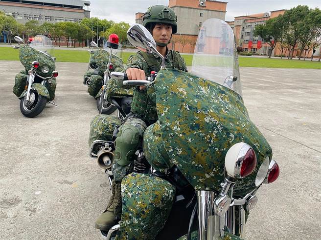 许书豪日前受邀请拍摄「莒光园地」单元。 （国防部提供）