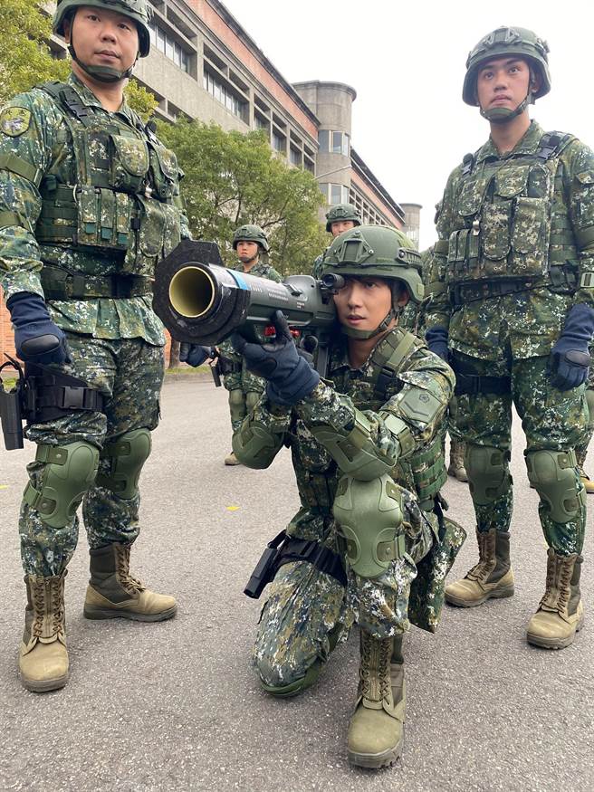 许书豪日前受邀请拍摄「莒光园地」单元。 （国防部提供）