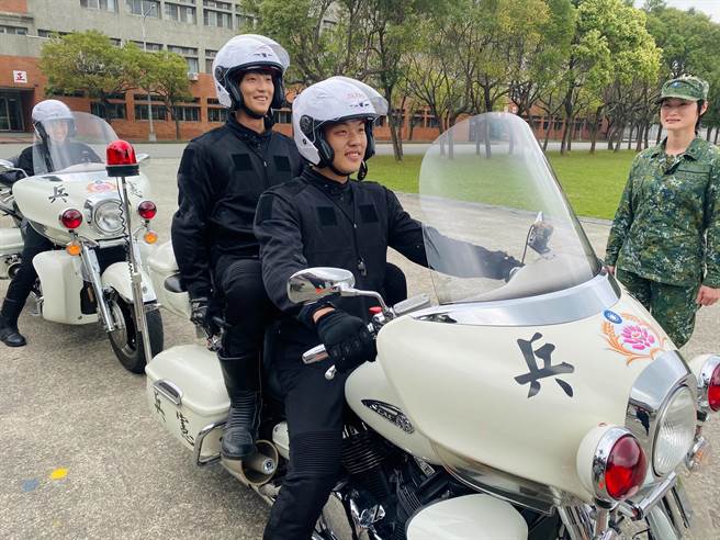 许书豪日前受邀请拍摄「莒光园地」单元。 （国防部提供）